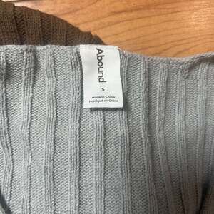 2 Abound Heather Grey Ribbed Knit V-Neck Cropped Sweater